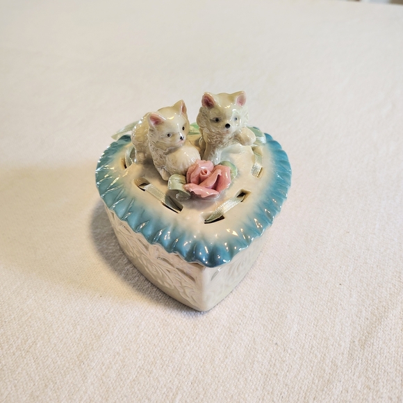 Heart-Shaped Ceramic Trinket Box with Cats - Picture 6 of 8